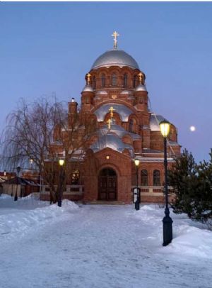 Вечер мороза дыханьем наполнил Воздух затихший от зимнего сна А над собором близ колокольни Неторопливо восходит луна...