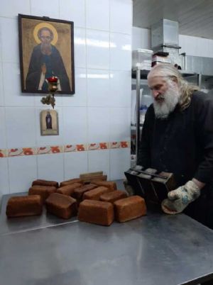 Выпечка хлеба в монастырской пекарне