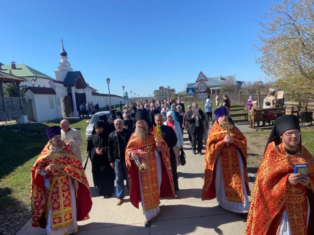 23 апреля по улицам древнего города Свияжска прошел традиционный Крестный ход
